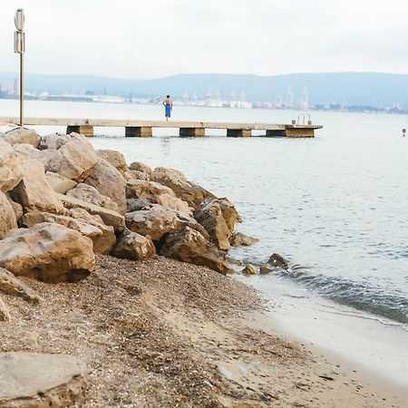 Apartma Joy - Private Beach Lägenhet Ankaran Exteriör bild